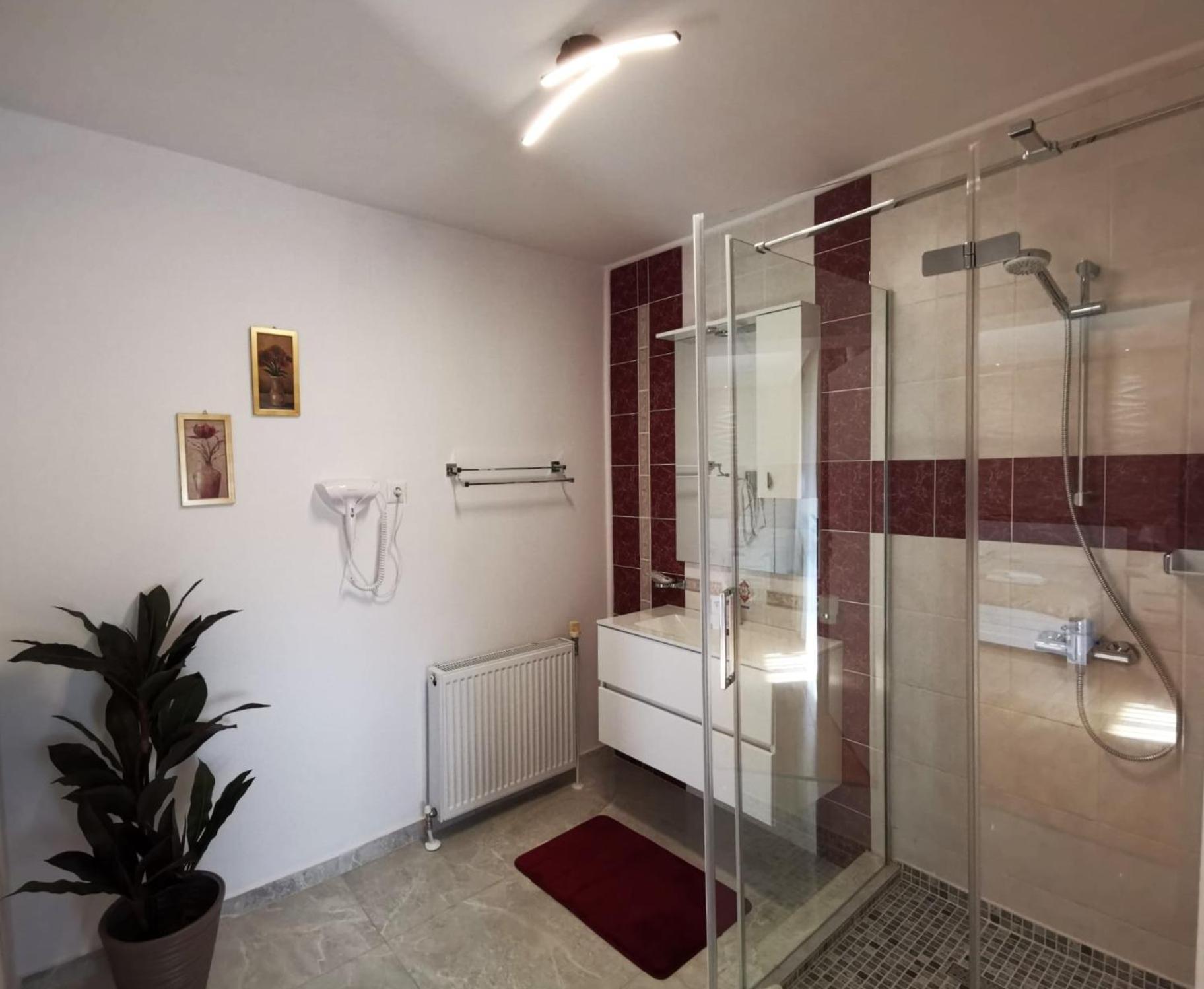 Pensiunea Evelyn Gîrleni Cameră foto